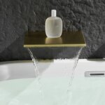 Minimalistisk veggmontert badekarkran i gunmetal med fossefallutløp