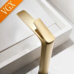 VGX servantbatteri i messing med varmt og kaldt vann
